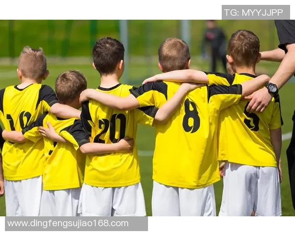 足球场上的真挚情谊：球星抱对手瞬间展现运动精神与人性光辉