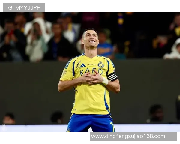 足球巨星凝视自我球星卡时的独特情感与荣耀瞬间